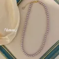 Primo piano di una collana di perle rosa lavanda da 6mm su una cornice decorativa - Collana / 6mm / Viola