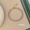 Detailaufnahme einer 4mm lila-rosa Perlenkette mit einem goldenen Karabinerverschluss. - Armband / 4mm / Lila