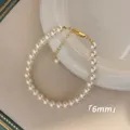 Detail der 6mm weißen Perlenkette mit verstellbarem goldfarbenem Verschluss. - Armband / 6mm / Weiß