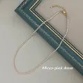 Detailansicht einer eleganten 4-mm-Halskette aus blassrosa Perlen mit Goldverschluss. - Halskette / 4mm / Rosa