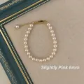 Detailansicht eines 6 mm hellrosa Perlenarmbands mit eleganten goldfarbenen Elementen - Armband / 6mm / Rosa