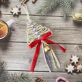 Ornement de sapin de Noël en macramé fait main avec nœud rouge et clochette dorée - 30cm/11cm / Beige