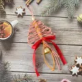 Décoration de sapin de Noël en macramé rose faite main avec un nœud rouge et une cloche - 30cm/11cm / Vieux Rose