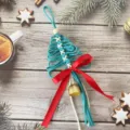 Décoration de Noël en macramé faite main avec nœud rouge et clochette dorée - 30cm/11cm / Bleu clair de lune