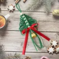 Décoration de sapin de Noël tissée à la main verte avec ruban rouge et clochette - 30cm/11cm / Verdoyant