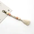 Handgefertigter Boho Holzperlen MAMA Schlüsselanhänger mit Baumwollquaste in Pastellrosa - 20cm / Fleischrosa Perlen