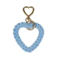 Eleganter hellblauer Makramee-Schlüsselanhänger in Herzform mit glänzendem Goldverschluss - 11 cm x 7 cm / Elegantes Blau