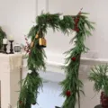Lifelike artificial pine garland with red berries and golden bells for Christmas decoration - Decorated Style (With Berries/Bells) / 270cm