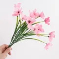 Detailansicht eines rosa künstlichen Frühlingsgras-Hortensienstraußes mit langen grünen Stielen - Rosa