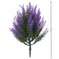 Vista detallada de una rama de lavanda artificial de 32 cm con flores púrpuras intensas - Ajuste regular