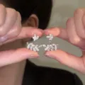 Primer plano de pendientes en forma de hoja con circonitas cúbicas brillantes. - Estilo Espiga de Trigo de Circonia Completa (R5350)