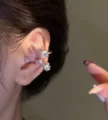 Elegant silver-tone ear cuff with shimmering cubic zirconia and a delicate pearl detail - Pearl Zirconia Luxury Style (R2080)