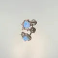 Dettaglio di un orecchino a cuore in argento con opale azzurro e strass scintillanti - Stile Cuore dell'Oceano (A8) / 1 Pezzo (8mm*7mm)