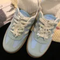 Gros plan de breloques de chaussures en perles sur baskets bleu clair - Style de Nœud (R2659) / Une Paire