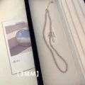 Dettaglio ravvicinato della collana di perle viola da 3mm in elegante vassoio bianco - Collana (A77) / 3mm / Viola