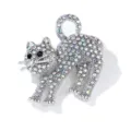 Vista detallada del broche de gato totalmente incrustado de cristales iridiscentes - Estilo de Gato Vivaz con Diamantes de Imitación AB