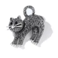 Primer plano detallado de un broche de gato vintage con brillantes cristales negros - Estilo de Gato con Diamantes Negros sobre Base Plateada