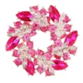 Elegante Retro Bauhinia Blume Brosche mit leuchtend rosa Strasssteinen und silberner Oberfläche. - Rot