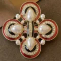 Vintage Hof-Stil Kreuzbrosche mit Tropfenperlen, roter und schwarzer Emaille und Kristallen. - Weiß