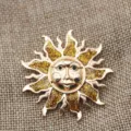 Broche soleil dorée vintage avec motif visage et accents pailletés étincelants - Broche Soleil Style 2