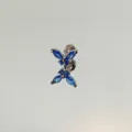 Primo piano di orecchino a farfalla blu con pietre preziose su superficie riflettente - Stile Farfalla Blu Ghiaccio (R0095) / 1 Pezzo (5mm*8mm)