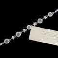 Gros plan d'un bracelet argenté avec zircons verts et breloques en forme d'étoile. - Bracelet Entièrement Serti de Zirconia Vert