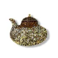 Détail d'une broche en forme de théière dorée ornée de strass marron - Forme de Théière Exotique / Lampe d'Aladdin Jaune