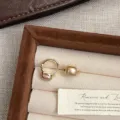 Dettaglio macro di eleganti orecchini a cerchio e a bottone con perle color caramello - Orecchini Quadrati Champagne (R0330)