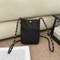 Pochette minimalista per cellulare a scacchi bianchi e neri con tracolla in corda - Nero