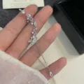 Dettaglio ravvicinato di un lungo earcuff in argento con zirconi scintillanti e catena - Orecchino a Clip (Orecchio Sinistro-R1169) / Argento