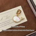Détail d'un pendentif en forme de baleine en nacre naturelle et cuivre plaqué or. - Pendentif Baleine (A266) / Pendentif Seul (Sans Chaîne)