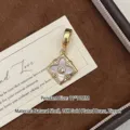 Vue détaillée d'un élégant pendentif fleur en or avec nacre dans un écrin de bijoux - Petit Pendentif Fleur à Quatre Feuilles (A265) / Pendentif Seul (Sans Chaîne)