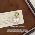 Vue macro d'un pendentif papillon avec nacre et détails en zircone - Pendentif Papillon en Strass (A260) / Pendentif Seul (Sans Chaîne)