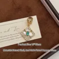 Dettaglio pendente a quadrifoglio dorato con petali in conchiglia e zircone verde smeraldo - Ciondolo Grande Fiore a Quattro Foglie (A256) / Ciondolo Solo (Senza Catena)