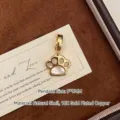 Vue détaillée d'un pendentif patte de chat plaqué or avec incrustations de nacre - Pendentif Patte de Chat (A262) / Pendentif Seul (Sans Chaîne)