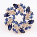 Vintage Bauhinia Blumenbrosche mit blauen Kristallen und Goldfinish für Anzüge - Blau