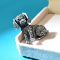 Primo piano di una spilla a forma di cane vintage con strass brillanti completi - Spilla Per Cani Con Strass