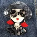 Lindo broche de acrílico niña de moda con pendientes de borla roja y gafas de leopardo - Pelo Gris Gafas Corazón Leopardo (Q4-1-7080)