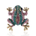 Primer plano detallado de un broche de rana retro con brillantes diamantes - Estilo de Rana de Estrás Completo Colorido (A07)