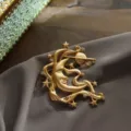 Detailweergave van een matgouden vintage broche met maan- en sterontwerpen. - Universum Maan en Sterren (Stijl 1) / Mat Goud