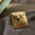 Detail van een vintage mat gouden speld met uitsparingen van bekende wereldmonumenten. - Klassieke Architectuur (Stijl 3) / Mat Goud