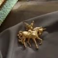 Macro-detail van vintage matgouden speld met fee op een eenhoorn - Fee Eenhoorn (Stijl 4) / Mat Goud