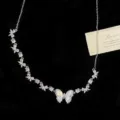 Dettaglio della collana a farfalla con intarsio in conchiglia e pietre di zircone. - Collana Farfalla in Madreperla (R5468) / Argento