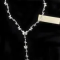 Dettaglio ravvicinato della collana a Y a farfalla argentata con intarsio in conchiglia. - Collana in Madreperla di Alta Artigianalità (R1961) / Argento