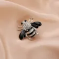 Close-up of a sparkling silver bee brooch with black enamel and clear rhinestones. - Black Green Rhinestone Style (款式4)