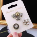 Vintage Barock-Broschen-Set mit Perlenbiene und Strass-Designs auf Displaykarte - Weißer Zirkon / Weißer Strass Biene 3-Teiliges Set