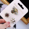 Nahaufnahme von barocken Broschen-Set mit Perlen-Biene und Strass-Blumen-Designs. - Bunter Steinstil / Bunter Strass Biene 3-Teiliges Set