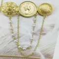 Dettaglio di una spilla vintage dorata con rilievo della regina e nappe di perle - Stile Ritratto Elisabetta II (Modello A)