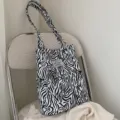 Borsa tote in tela con stampa zebra bianco e nero ed etichetta Augur variante SKU - Senza Ciondolo / Stampa zebrata