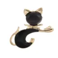 Vista de detalle de un elegante broche de gato en esmalte negro con piedra de ojo de gato - Estilo de Gato con Efecto Ojo de Gato Negro y Dorado
